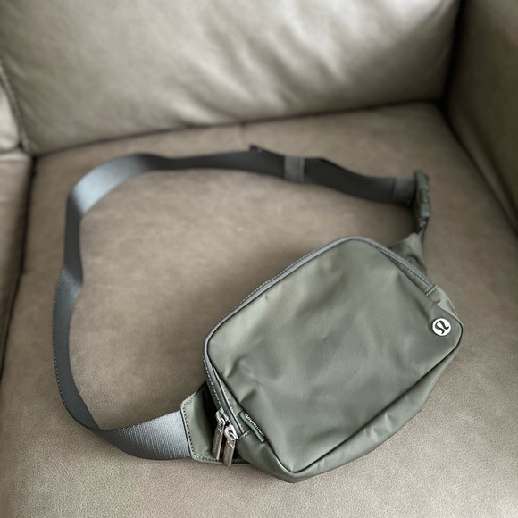 Lululemon • Everywhere Belt Bag Lg 2L Heritage 365 Grey Limited Edition - Picture 2 of 9